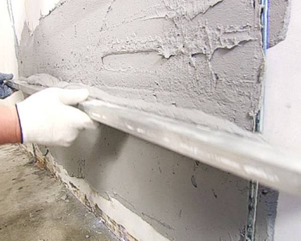 Требуется ли оштукатуривать ровные стены из бетона